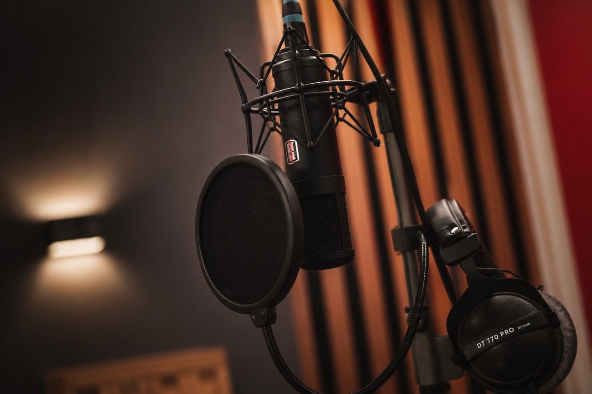 Mikrofon pojemnościowy z pop-filtrem i słuchawki DT 770 PRO w Street Studio