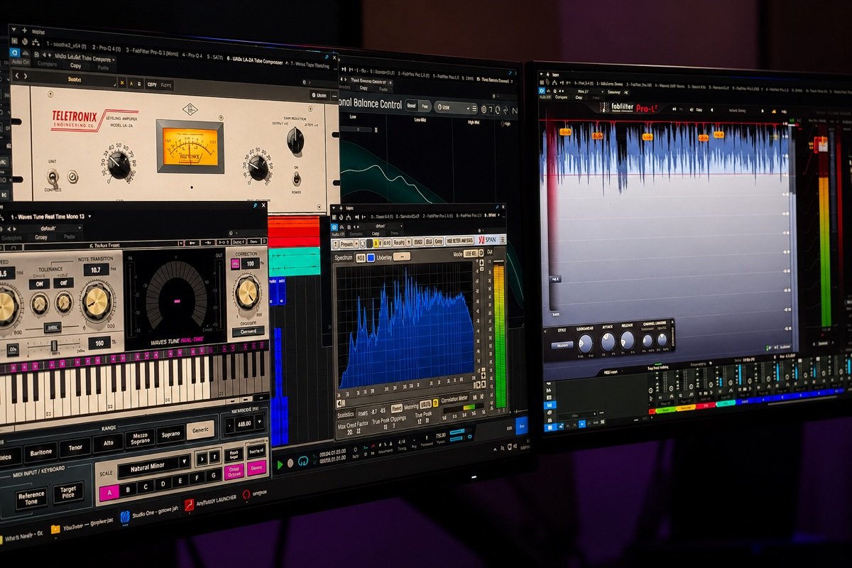 Sesja miksu i masteringu w Street Studio — analizatory i wtyczki na dwóch monitorach